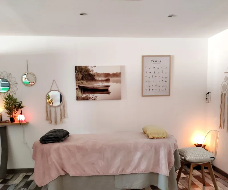 La cabine de soin Reiki du studio à La Garde : table de massage, lumières douces