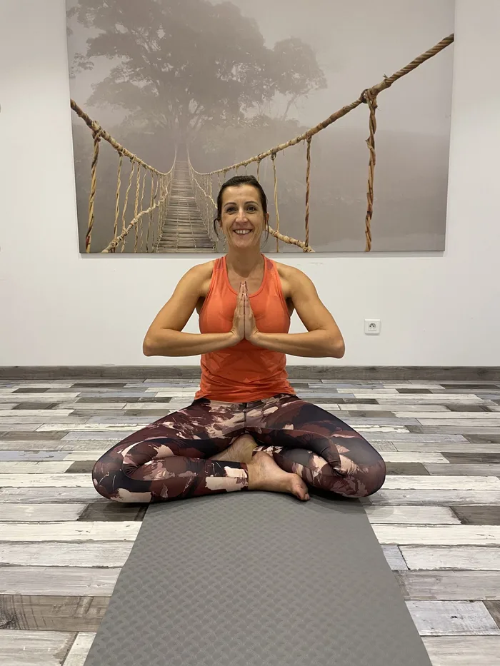 Laura Simon Phan, fondatrice du studio, assise en tailleur mains jointes