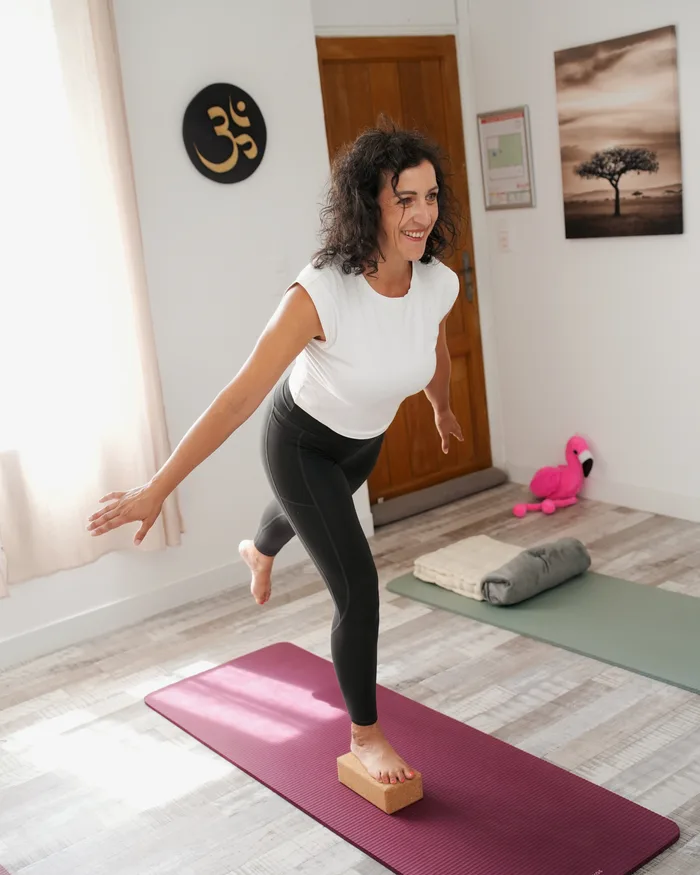 Laura en équilibre sur une brique pendant un cours de Pilates au Well Studio de La Garde