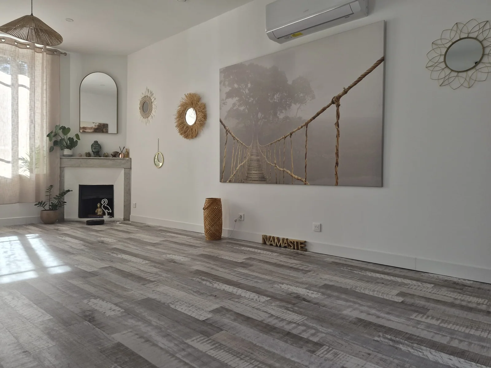 La salle de cours du Well Studio à La Garde, parquet clair, cheminée et grande toile au mur