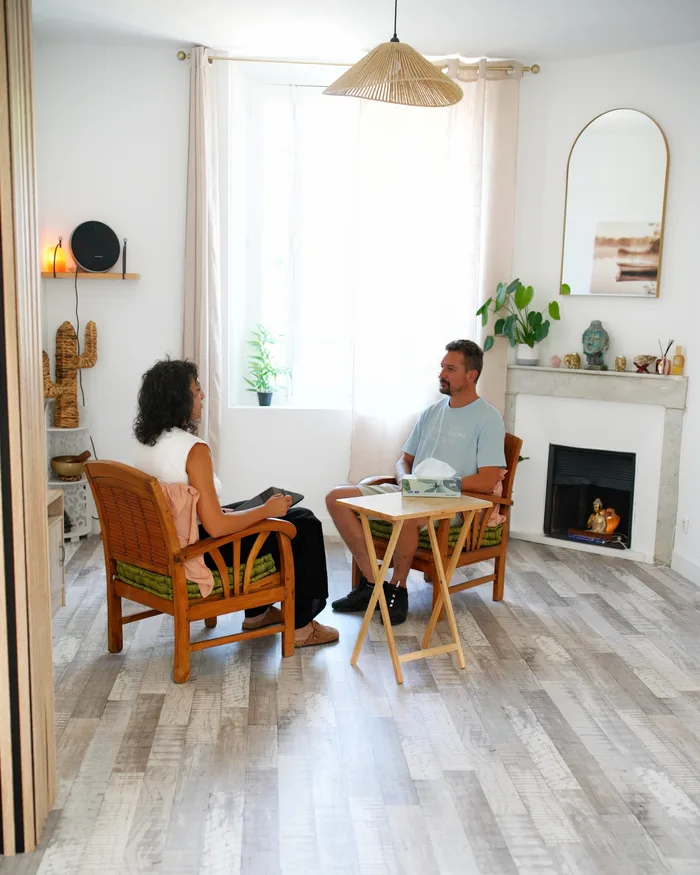 Le coin entretien du cabinet à La Garde : deux fauteuils, une petite table et la lumière de la fenêtre