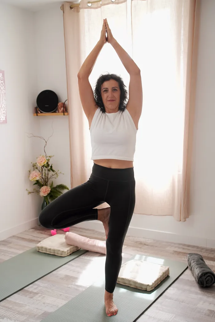 Posture de l'arbre pendant un cours de yoga à La Garde, dans la salle de neuf tapis du Well Studio
