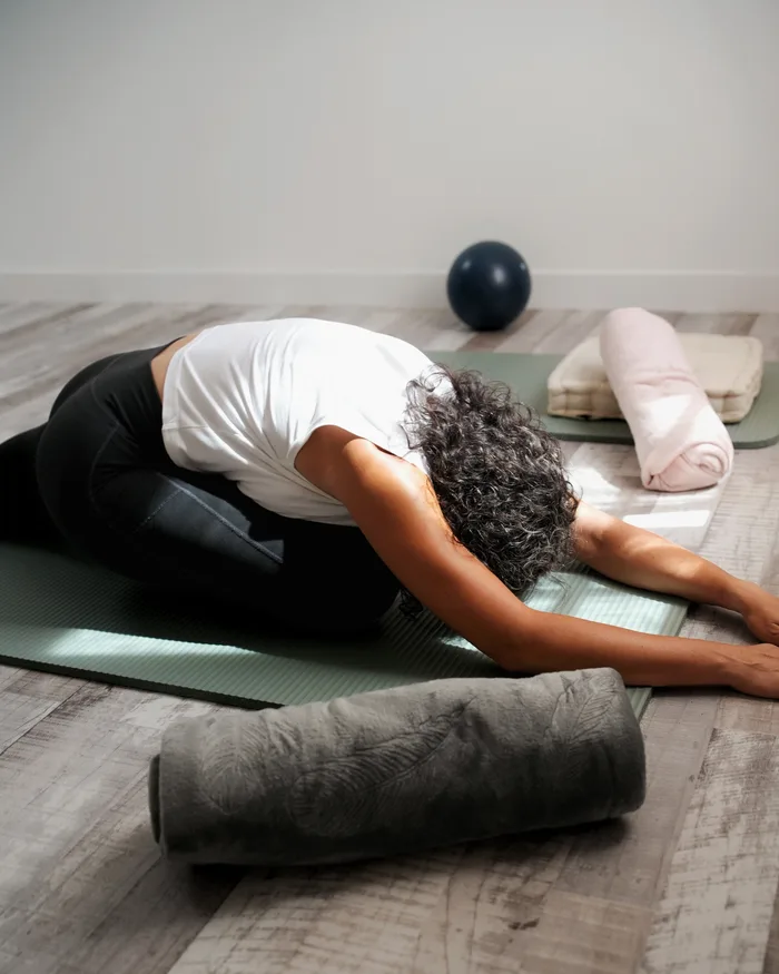Posture de l'enfant, traversin et coussin à disposition, pendant un cours de yoga au Well Studio de La Garde